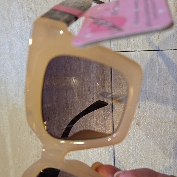 NWT Luv Betsey by Betsey Johnson Unique Shark Eye Animal Print Sunglasses - Picture 2 of 8
